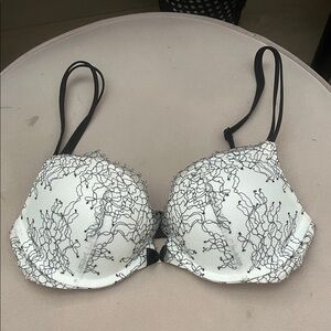 🍍6/$20 Victoria's Secret Black and White Floral Bra